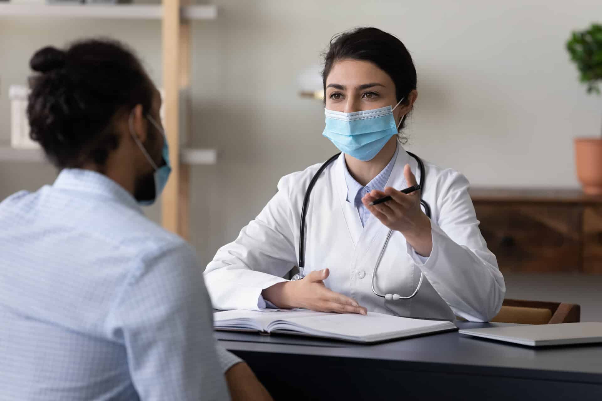 Eine Ärztin berät einen Patienten.