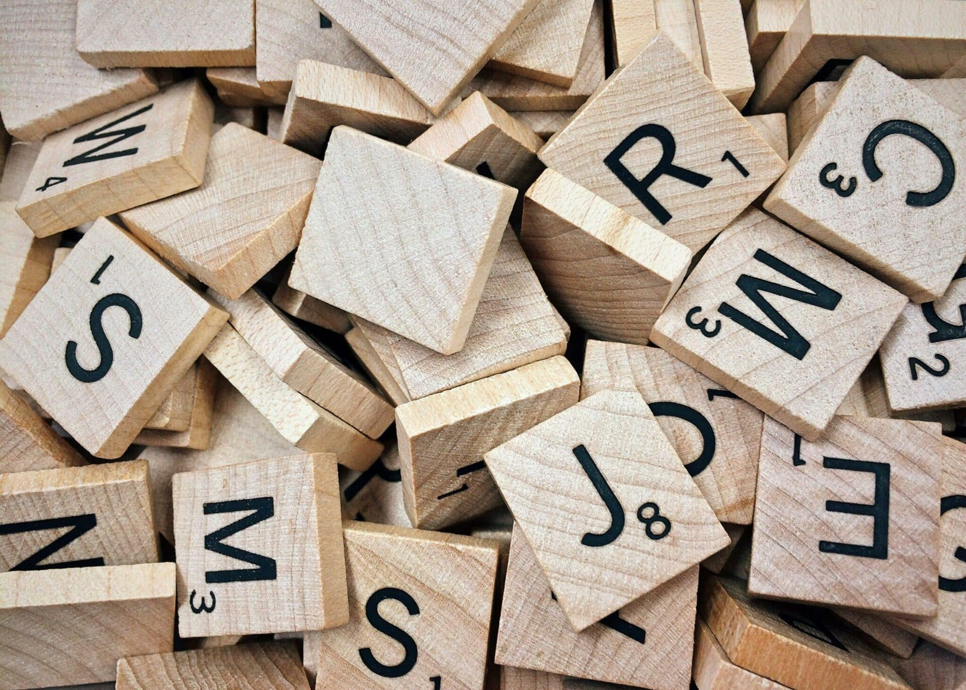 Ein Haufen Buchstaben-Steine aus dem Spiel "Scrabble".