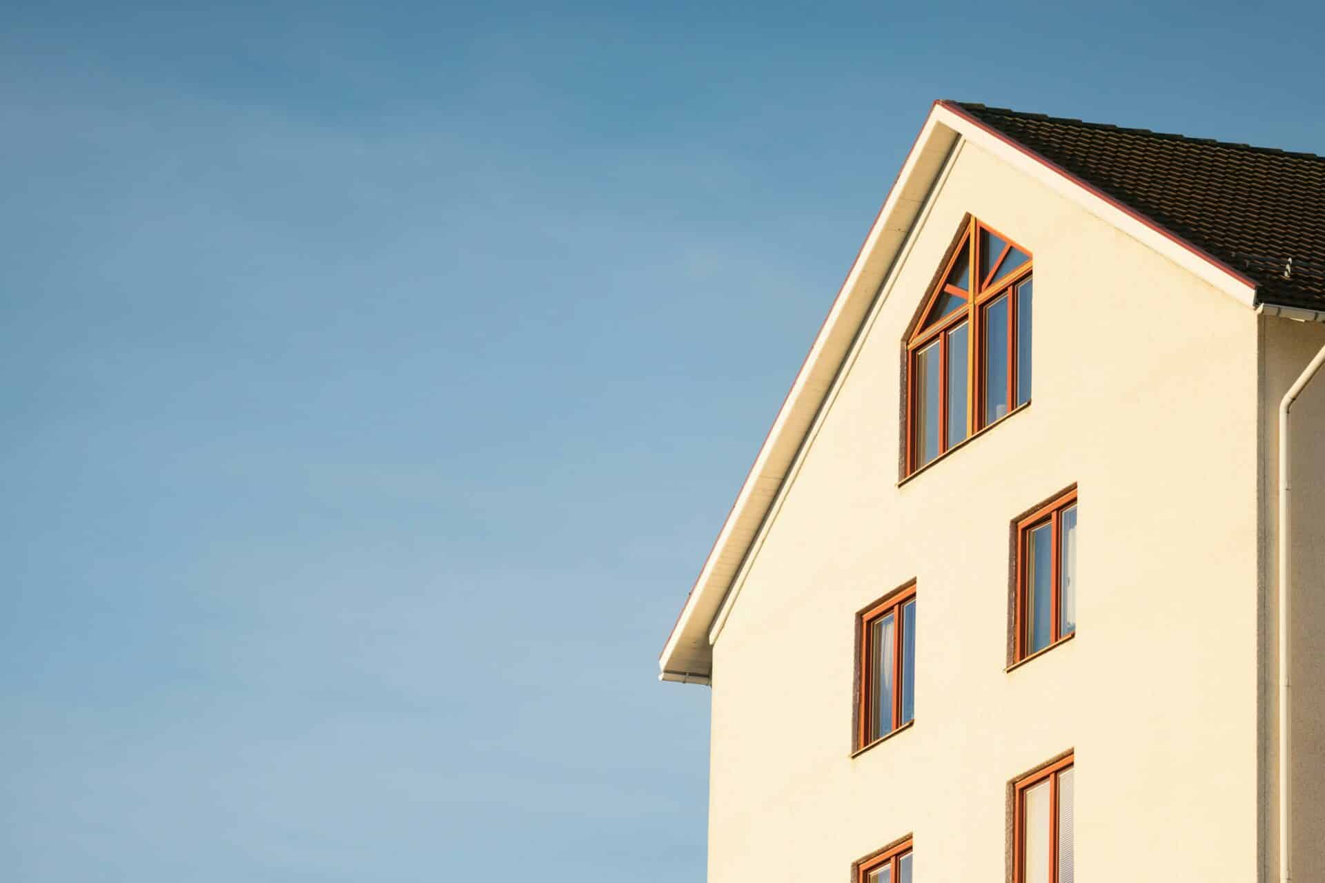 Die obere Etage eines Hauses vor blauem Himmel.